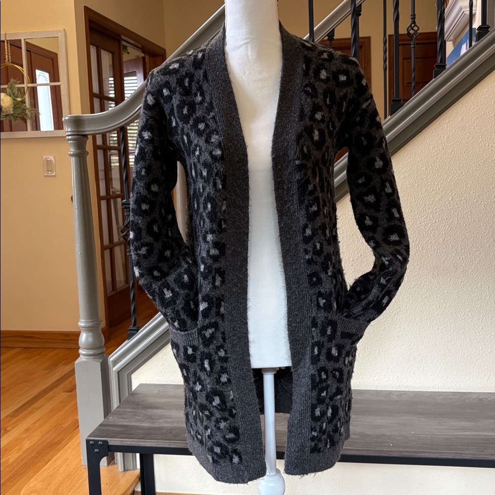 Abercrombie & Fitch Gray & Black Leopard Print Cardigan Size XS - Picture 2 of 16